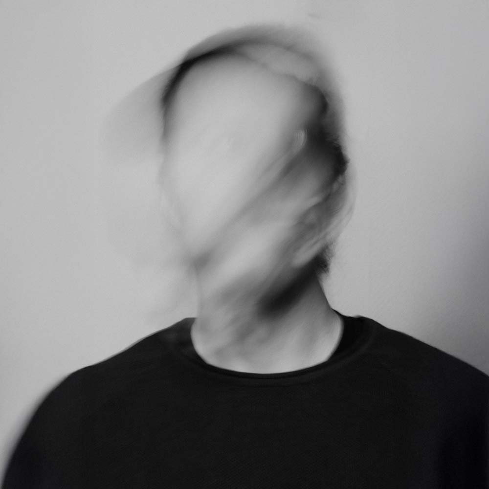 Künstlerisch unscharfes, schwarzweißes Selbstportrait des Fotografen